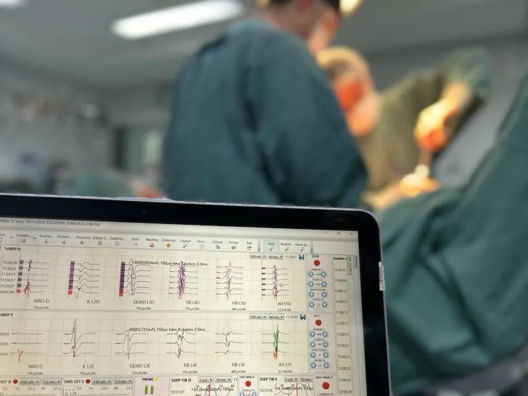Monitor de neuromonitorização intraoperatória