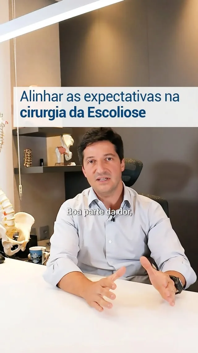Dr. Samuel Conrad no consultório, falando sobre expectativas na cirurgia da escoliose